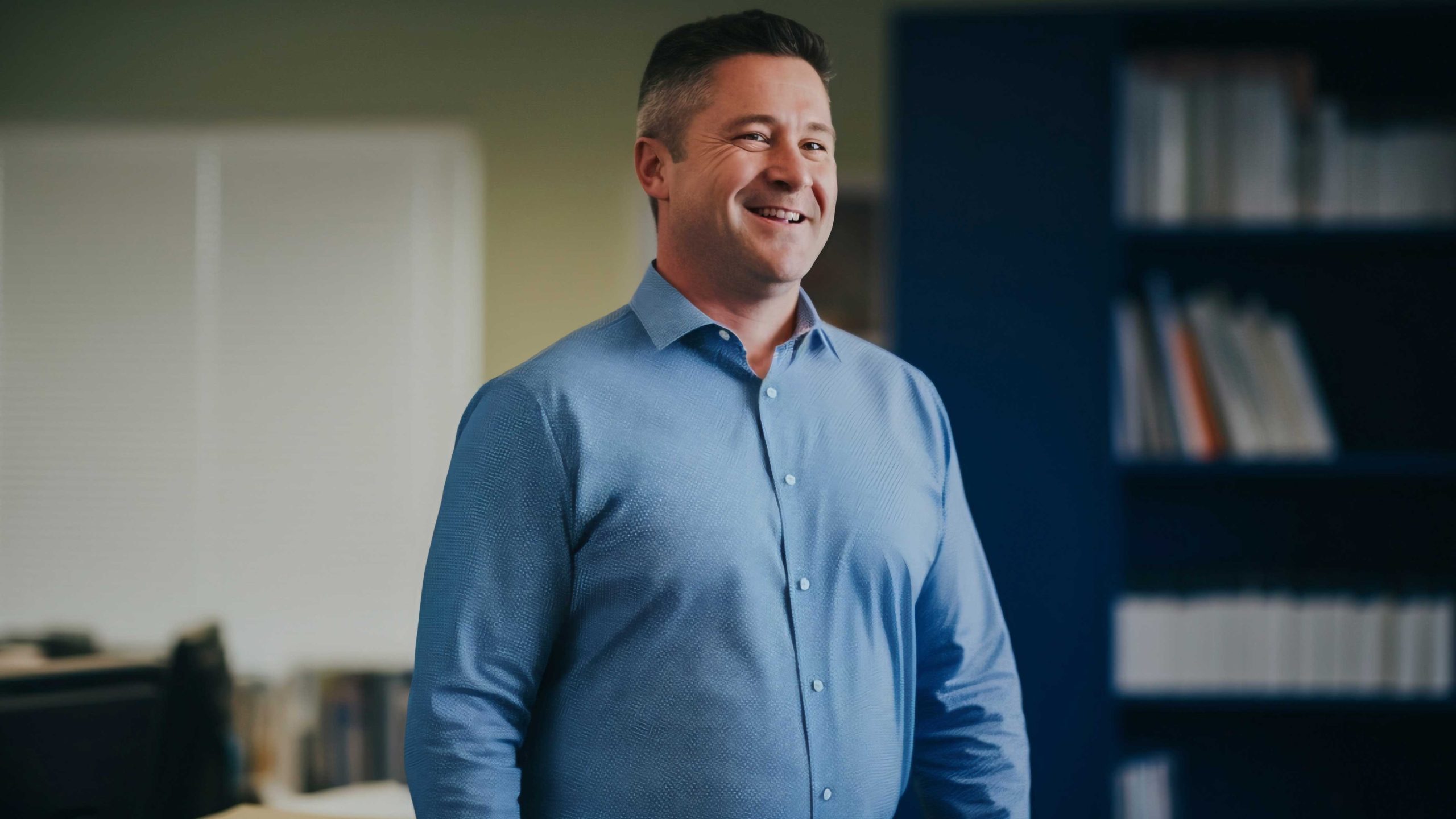 medium-shot-man-indoors